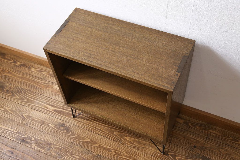 レトロ家具　昭和レトロ　鉄脚付き　木の質感が味わい深いキャビネット(収納棚、飾り棚、本箱)