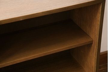 レトロ家具　昭和レトロ　鉄脚付き　木の質感が味わい深いキャビネット(収納棚、飾り棚、本箱)