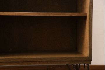 レトロ家具　昭和レトロ　鉄脚付き　木の質感が味わい深いキャビネット(収納棚、飾り棚、本箱)