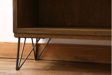 レトロ家具　昭和レトロ　鉄脚付き　木の質感が味わい深いキャビネット(収納棚、飾り棚、本箱)