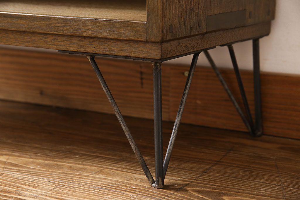 レトロ家具　昭和レトロ　鉄脚付き　木の質感が味わい深いキャビネット(収納棚、飾り棚、本箱)