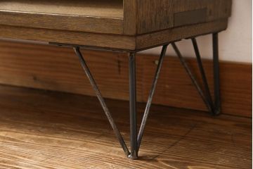 レトロ家具　昭和レトロ　鉄脚付き　木の質感が味わい深いキャビネット(収納棚、飾り棚、本箱)