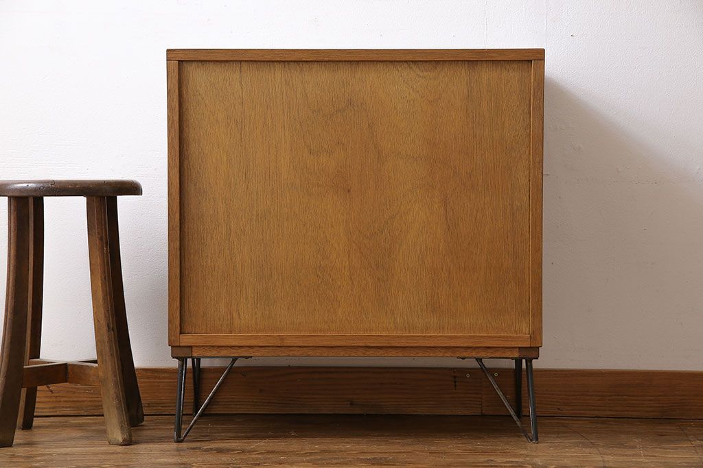 レトロ家具　昭和レトロ　鉄脚付き　木の質感が味わい深いキャビネット(収納棚、飾り棚、本箱)