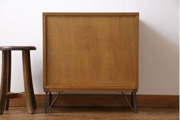 レトロ家具　昭和レトロ　鉄脚付き　木の質感が味わい深いキャビネット(収納棚、飾り棚、本箱)
