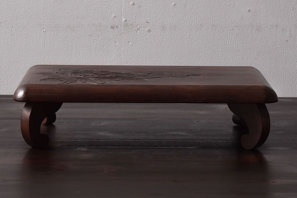 アンティーク雑貨　古民具・骨董　牡丹の彫刻がすてきな花台(飾り台)