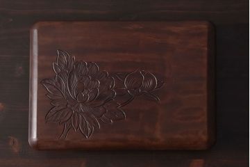 アンティーク雑貨　古民具・骨董　牡丹の彫刻がすてきな花台(飾り台)