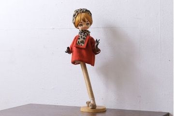 アンティーク雑貨　レトロ　赤いコートがかわらしい文化人形(置物、ディスプレイ雑貨)