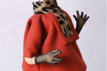 アンティーク雑貨　レトロ　赤いコートがかわらしい文化人形(置物、ディスプレイ雑貨)