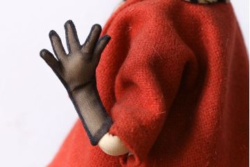 アンティーク雑貨　レトロ　赤いコートがかわらしい文化人形(置物、ディスプレイ雑貨)