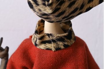 アンティーク雑貨　レトロ　赤いコートがかわらしい文化人形(置物、ディスプレイ雑貨)