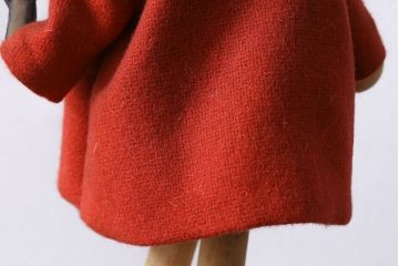 アンティーク雑貨　レトロ　赤いコートがかわらしい文化人形(置物、ディスプレイ雑貨)