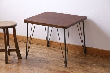 アンティーク家具　和製アンティーク　天板一枚板　ケヤキ材の木目が魅力的な鉄脚ローテーブル(サイドテーブル、カフェテーブル)
