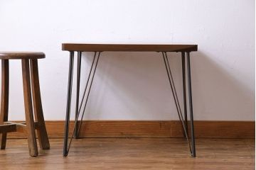 アンティーク家具　和製アンティーク　天板一枚板　ケヤキ材の木目が魅力的な鉄脚ローテーブル(サイドテーブル、カフェテーブル)