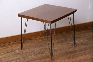 アンティーク家具　和製アンティーク　天板一枚板　ケヤキ材の木目が魅力的な鉄脚ローテーブル(サイドテーブル、カフェテーブル)
