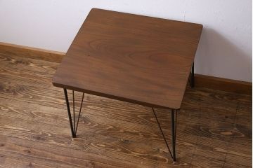 アンティーク家具　和製アンティーク　天板一枚板　ケヤキ材の木目が魅力的な鉄脚ローテーブル(サイドテーブル、カフェテーブル)