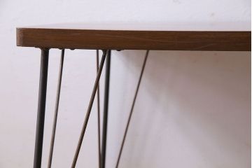 アンティーク家具　和製アンティーク　天板一枚板　ケヤキ材の木目が魅力的な鉄脚ローテーブル(サイドテーブル、カフェテーブル)