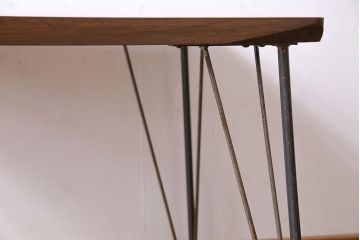 アンティーク家具　和製アンティーク　天板一枚板　ケヤキ材の木目が魅力的な鉄脚ローテーブル(サイドテーブル、カフェテーブル)