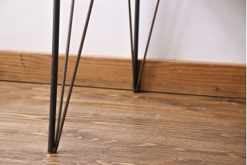 アンティーク家具　和製アンティーク　天板一枚板　ケヤキ材の木目が魅力的な鉄脚ローテーブル(サイドテーブル、カフェテーブル)