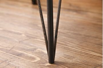 アンティーク家具　和製アンティーク　天板一枚板　ケヤキ材の木目が魅力的な鉄脚ローテーブル(サイドテーブル、カフェテーブル)