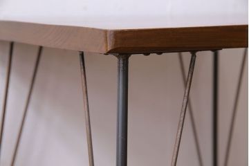 アンティーク家具　和製アンティーク　天板一枚板　ケヤキ材の木目が魅力的な鉄脚ローテーブル(サイドテーブル、カフェテーブル)