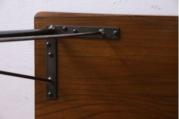 アンティーク家具　和製アンティーク　天板一枚板　ケヤキ材の木目が魅力的な鉄脚ローテーブル(サイドテーブル、カフェテーブル)