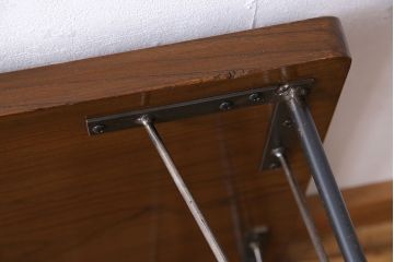 アンティーク家具　和製アンティーク　天板一枚板　ケヤキ材の木目が魅力的な鉄脚ローテーブル(サイドテーブル、カフェテーブル)