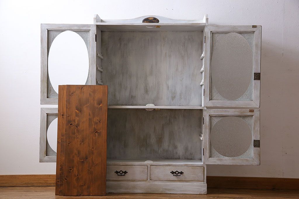 アンティーク家具　シャビーなペイントが味わい深い丸窓のアンティークブックケース(本箱、収納棚)