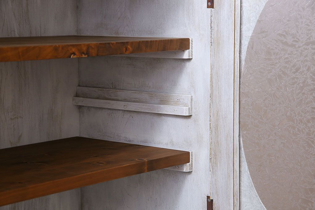 アンティーク家具　シャビーなペイントが味わい深い丸窓のアンティークブックケース(本箱、収納棚)