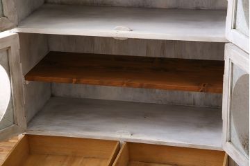 アンティーク家具　シャビーなペイントが味わい深い丸窓のアンティークブックケース(本箱、収納棚)