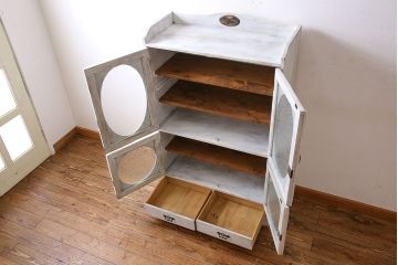 アンティーク家具　シャビーなペイントが味わい深い丸窓のアンティークブックケース(本箱、収納棚)