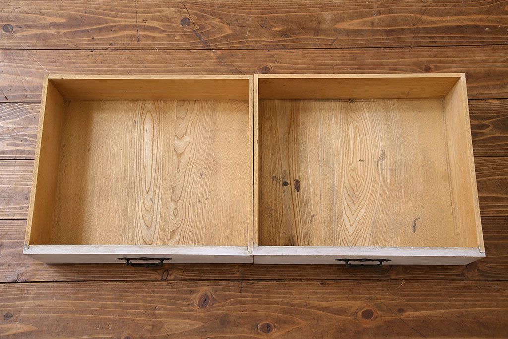 アンティーク家具　シャビーなペイントが味わい深い丸窓のアンティークブックケース(本箱、収納棚)