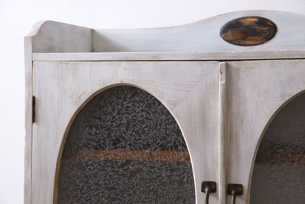 アンティーク家具　シャビーなペイントが味わい深い丸窓のアンティークブックケース(本箱、収納棚)