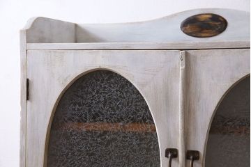 アンティーク家具　シャビーなペイントが味わい深い丸窓のアンティークブックケース(本箱、収納棚)