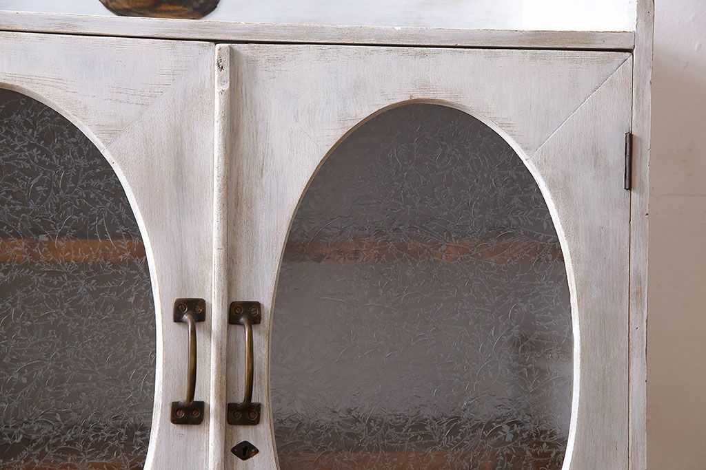 アンティーク家具　シャビーなペイントが味わい深い丸窓のアンティークブックケース(本箱、収納棚)