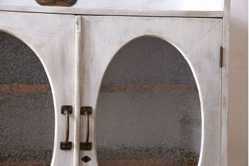 アンティーク家具　シャビーなペイントが味わい深い丸窓のアンティークブックケース(本箱、収納棚)