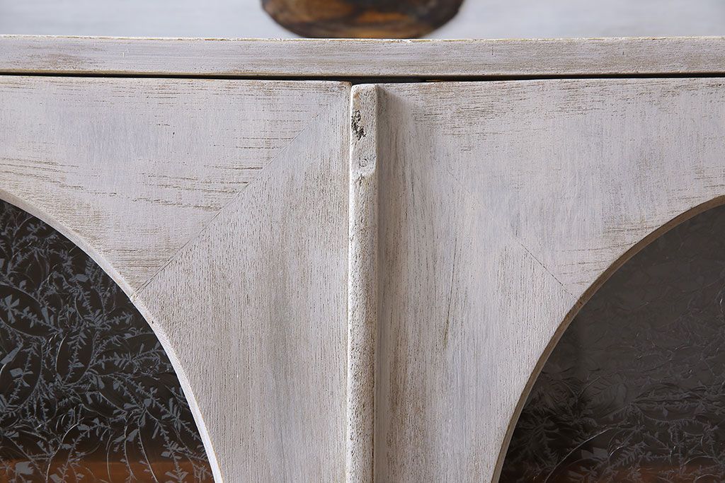 アンティーク家具　シャビーなペイントが味わい深い丸窓のアンティークブックケース(本箱、収納棚)