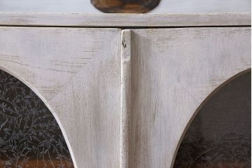 アンティーク家具　シャビーなペイントが味わい深い丸窓のアンティークブックケース(本箱、収納棚)