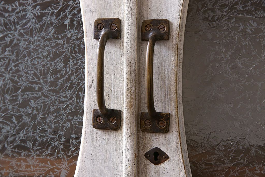 アンティーク家具　シャビーなペイントが味わい深い丸窓のアンティークブックケース(本箱、収納棚)