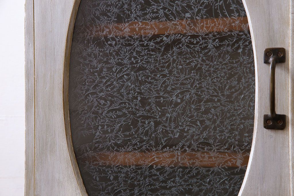 アンティーク家具　シャビーなペイントが味わい深い丸窓のアンティークブックケース(本箱、収納棚)