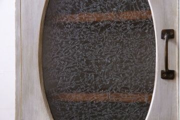 アンティーク家具　シャビーなペイントが味わい深い丸窓のアンティークブックケース(本箱、収納棚)