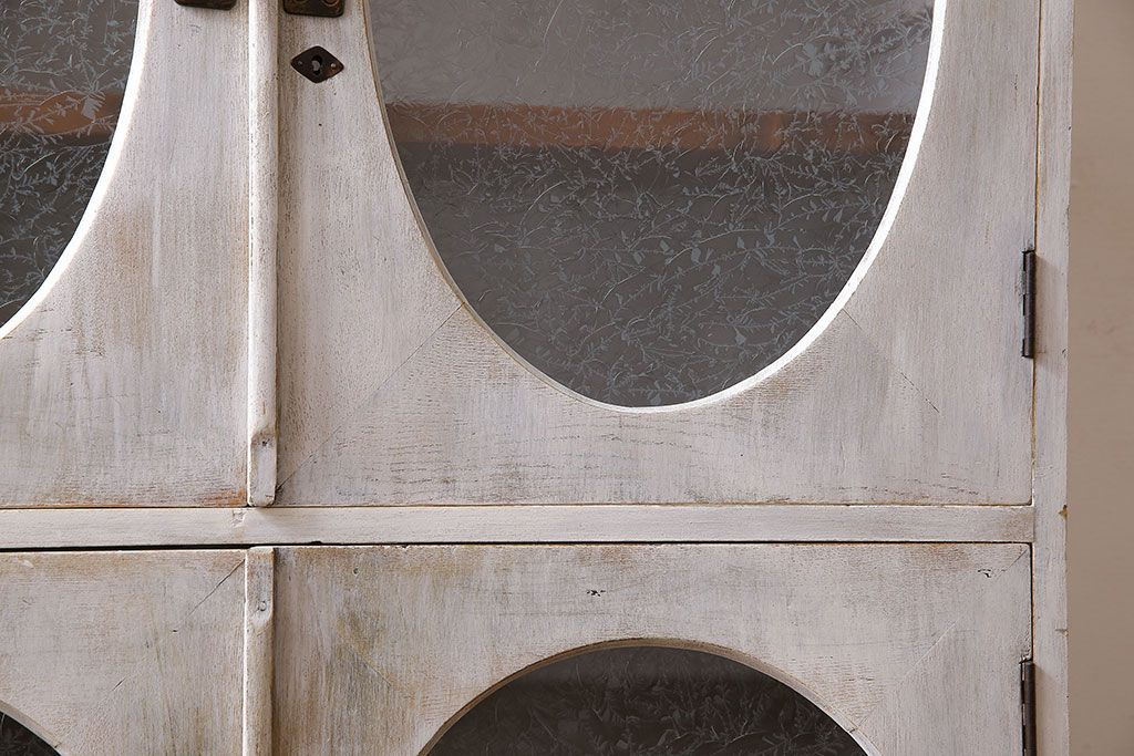 アンティーク家具　シャビーなペイントが味わい深い丸窓のアンティークブックケース(本箱、収納棚)