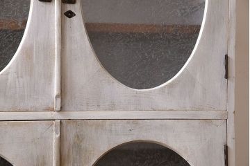 アンティーク家具　シャビーなペイントが味わい深い丸窓のアンティークブックケース(本箱、収納棚)