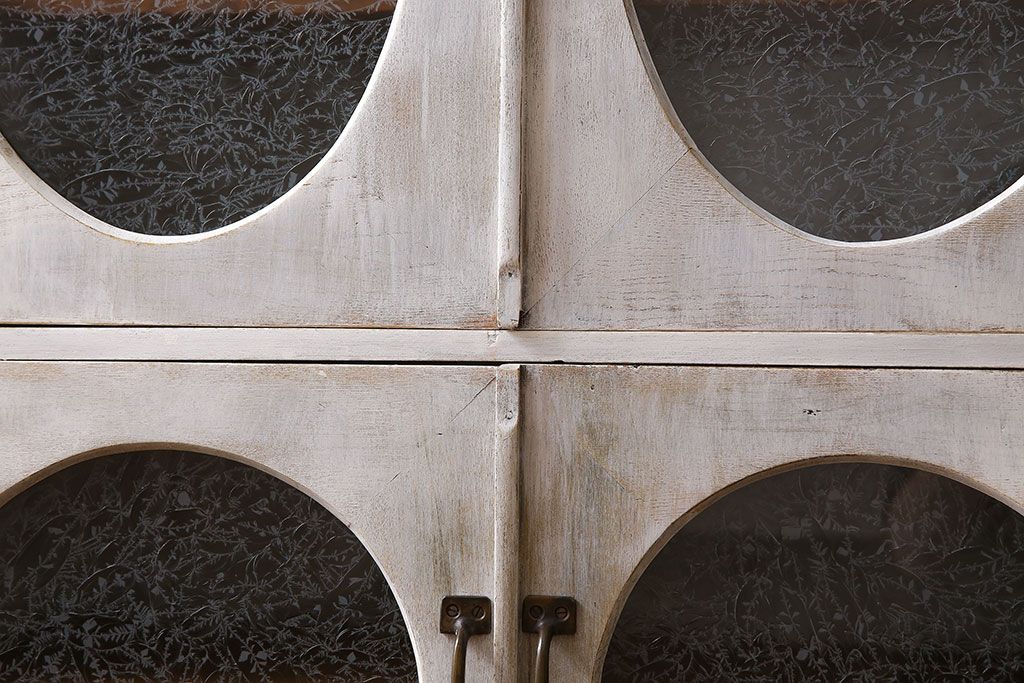 アンティーク家具　シャビーなペイントが味わい深い丸窓のアンティークブックケース(本箱、収納棚)