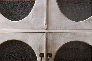 アンティーク家具　シャビーなペイントが味わい深い丸窓のアンティークブックケース(本箱、収納棚)