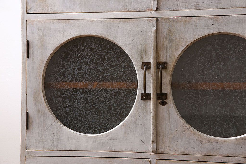 アンティーク家具　シャビーなペイントが味わい深い丸窓のアンティークブックケース(本箱、収納棚)