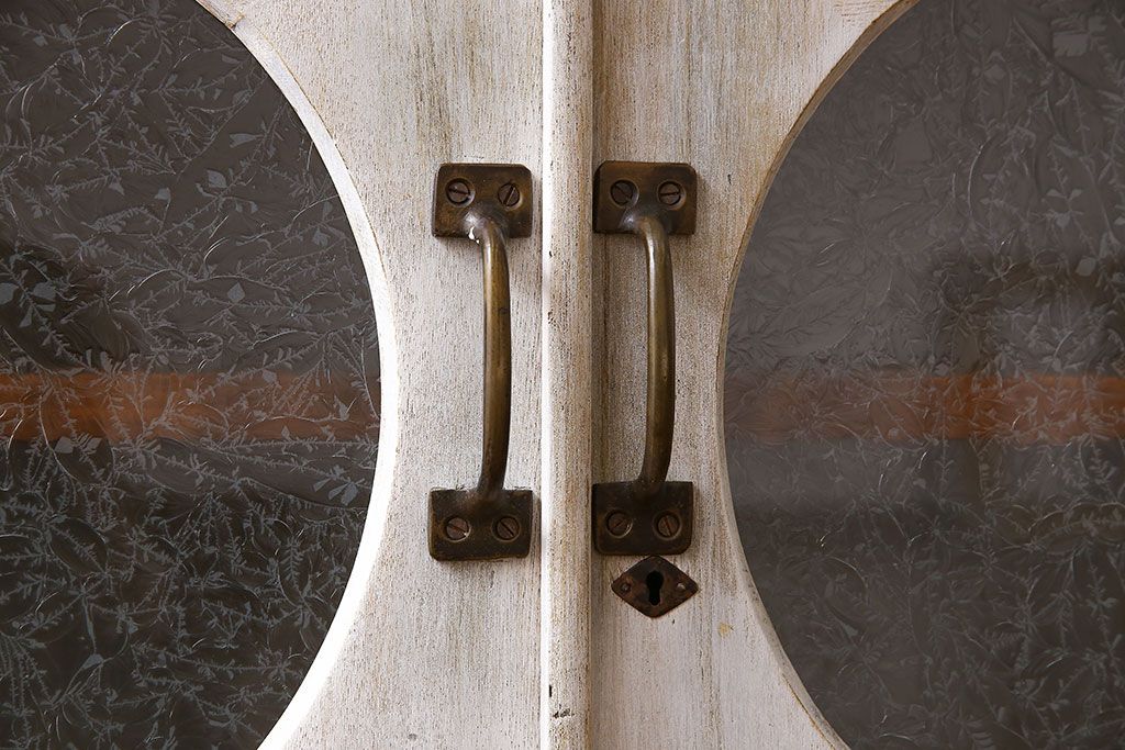 アンティーク家具　シャビーなペイントが味わい深い丸窓のアンティークブックケース(本箱、収納棚)