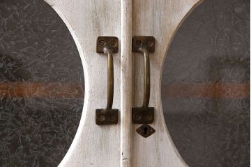 アンティーク家具　シャビーなペイントが味わい深い丸窓のアンティークブックケース(本箱、収納棚)