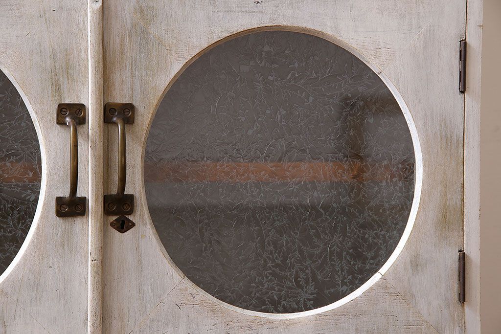 アンティーク家具　シャビーなペイントが味わい深い丸窓のアンティークブックケース(本箱、収納棚)