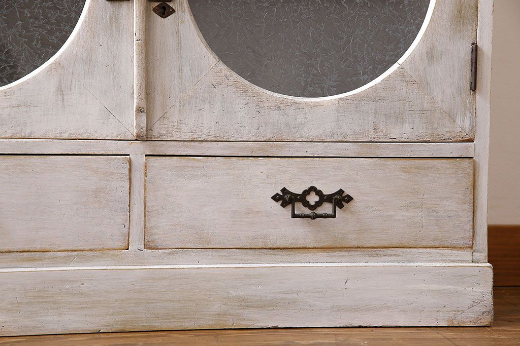 アンティーク家具　シャビーなペイントが味わい深い丸窓のアンティークブックケース(本箱、収納棚)