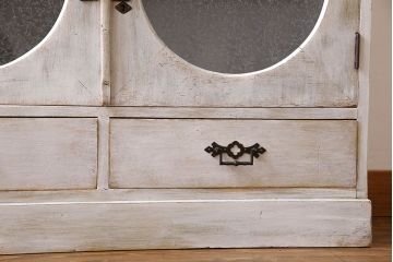 アンティーク家具　シャビーなペイントが味わい深い丸窓のアンティークブックケース(本箱、収納棚)